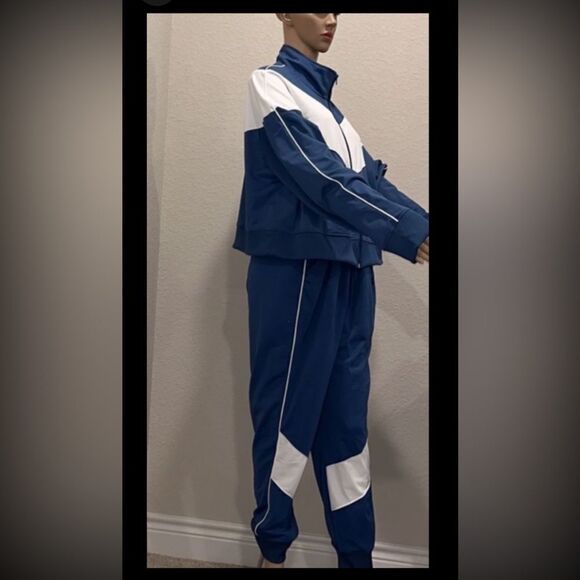 NIKE Sweat suit in excellent condition, like new. - Picture 4 of 12